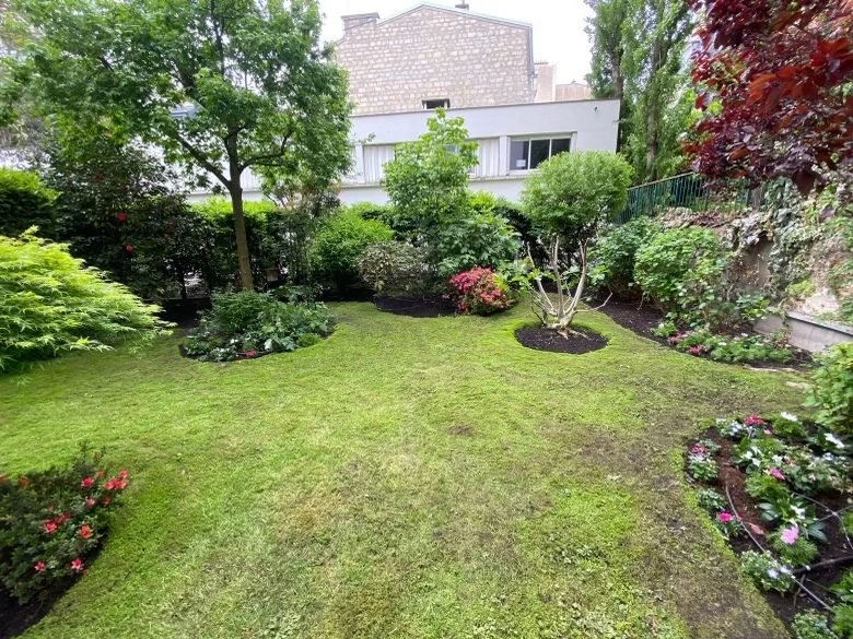 Jardin paysager entretenu, pelouse tondue et massifs fleuris